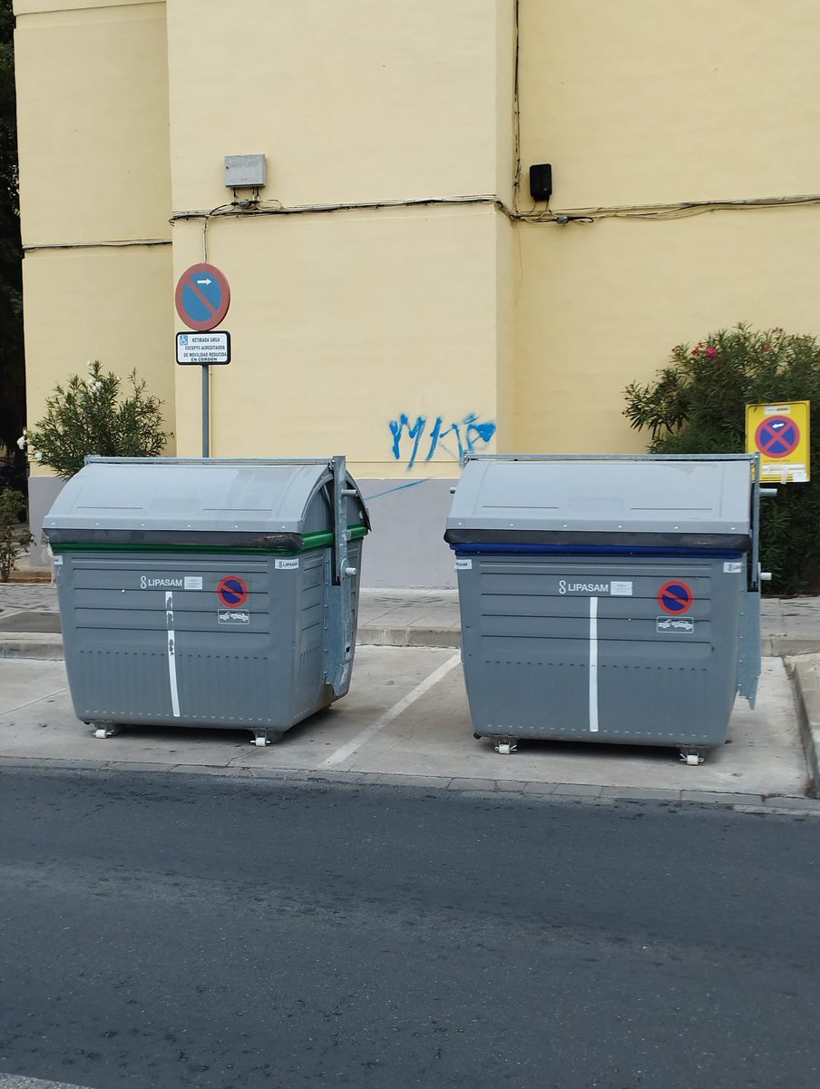 chapusanz's tweet image. La planificación es para principiantes. Una vez más, @jlsanzalcalde apuesta por la improvisación: tras un año "planificando" el desmantelamiento de la recogida neumática, decide colocar contenedores en plazas reservadas para personas con movilidad reducida. #ChapuSanz