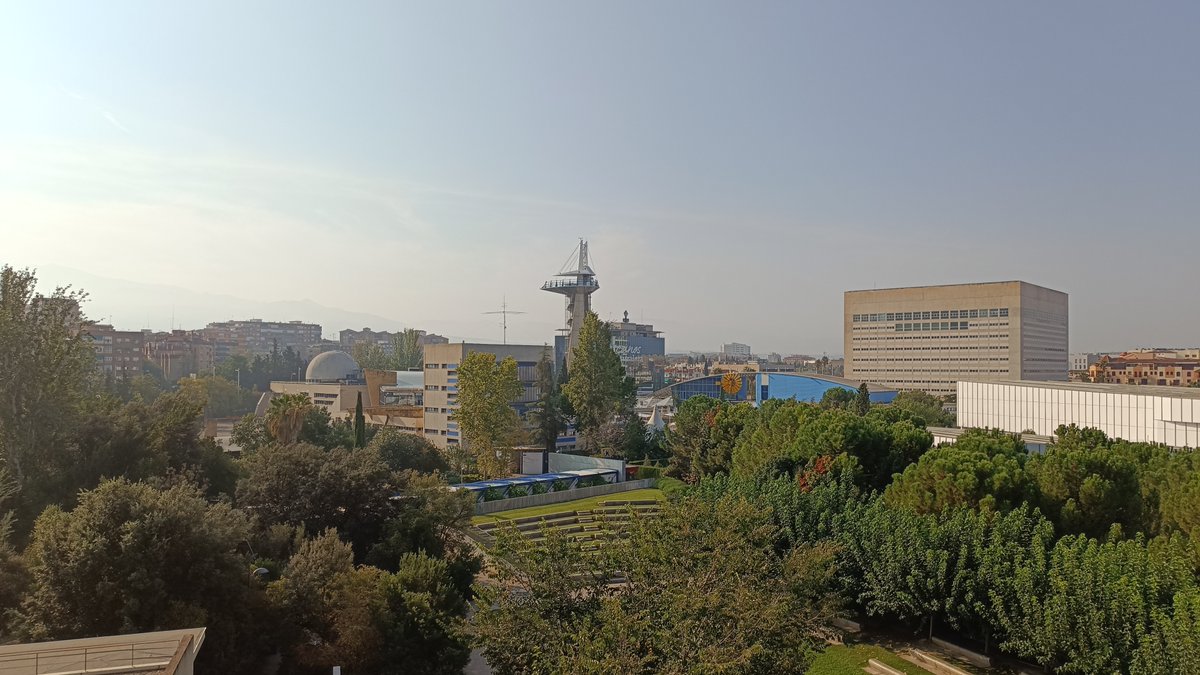 GFAT_ugr's tweet photo. 🔥 El humo procedente de los incendios de Portugal comenzó a llegar a #Granada durante las últimas horas del domingo, enturbiando el cielo y empeorando la calidad del aire.
Vistas desde el @iista_es (estación #UGR de #AGORA) y desde la @fcienciasugr @CanalUGR. https://t.co/fIsDANYViq