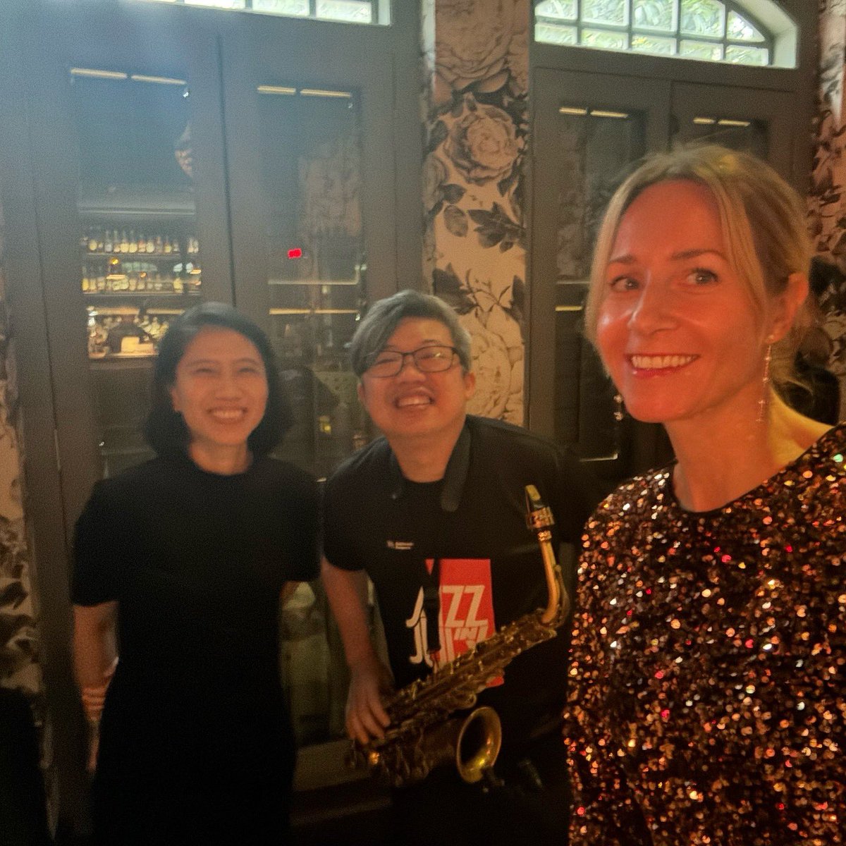 Ramonairgolic's tweet photo. Back in the Lion City 🦁🇸🇬 thrilled to have been invited to perform at the H&amp;M Studio Jazz private event at Barbary Coast! 🎶🎤 It was a joy to share the stage with a wonderful team of musicians💫
#H&amp;M #ramonairgolic #singer #model #polyglot #longlegs #globalnomads #singapore https://t.co/2WS9TQpHWW