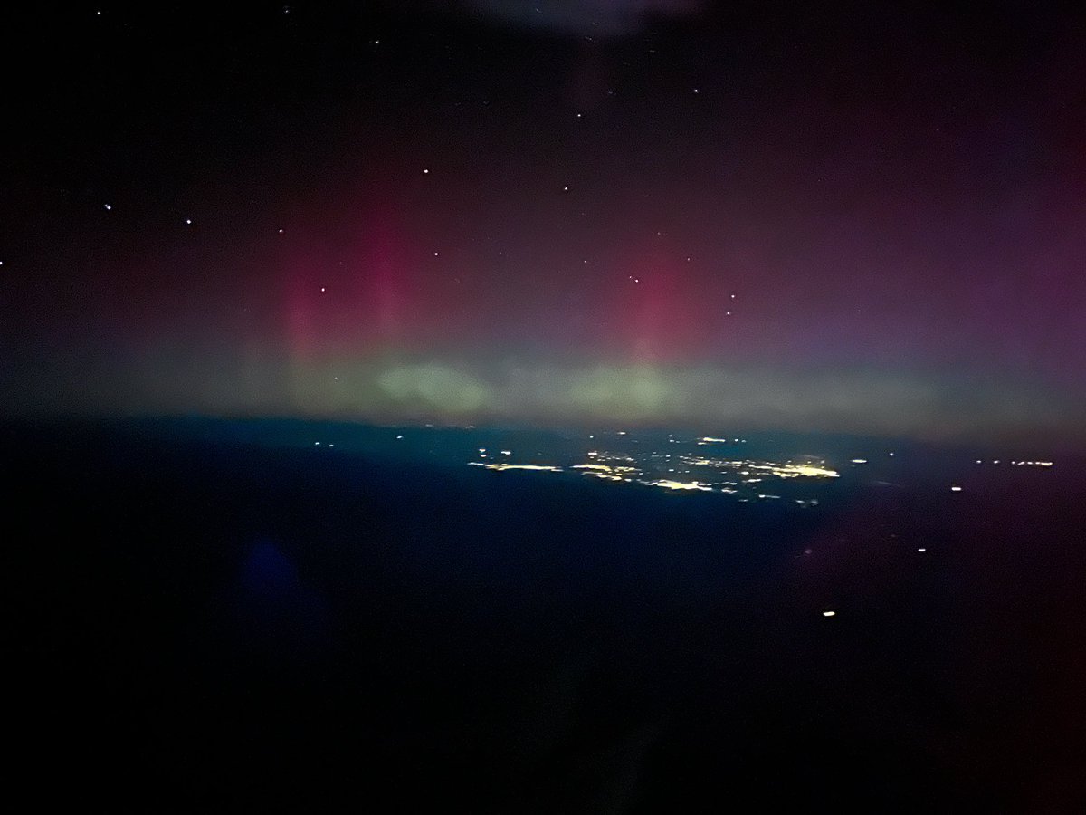 Just flew from San Francisco to NYC, and caught the Aurora mid flight above Wyoming 😍🤍
