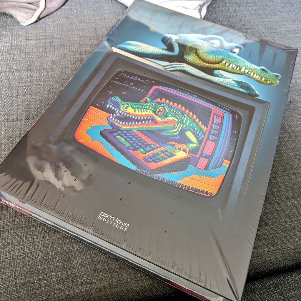 RetroBeardGame1's tweet photo. 📖 Je me disais : "Sacré carton pour un bouquin quand même !" Puis tu sors le bouquin et là, tu te dis : "Ah ouais, sacré morceau l'ouvrage de @PatrickHellio "Génération Amstrad CPC" sorti chez @Pixnlove (30cm x 22cm x 4,5cm)." 😅 Chouette lecture en perspective. https://t.co/vEyMwpu9Es
