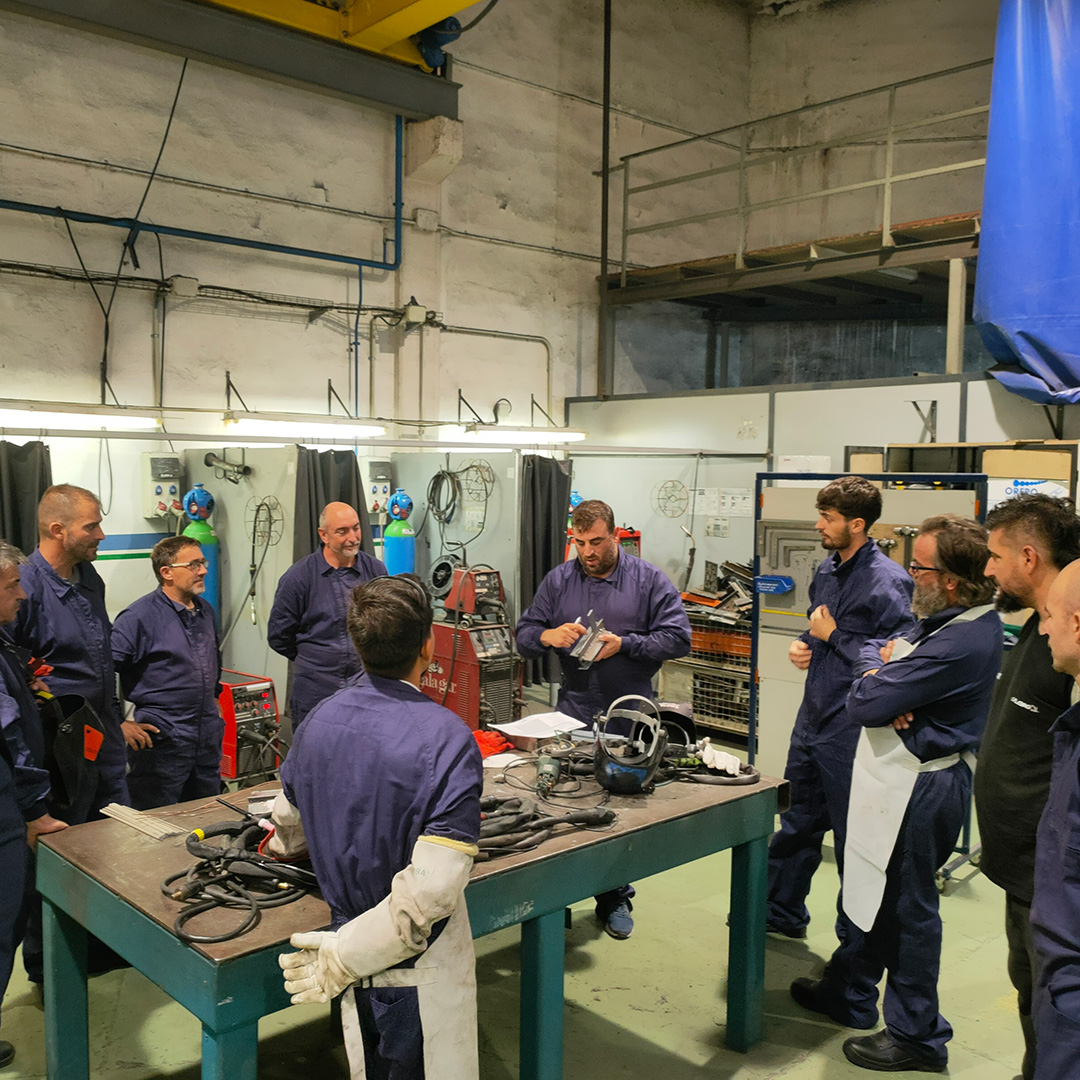 LacorFormacion's tweet photo. ¡Las formaciones están a pleno pulmón! 🔥

Nuestros cursos del Módulo de Prevención Energía Solar Fotovoltaica, Soldadura y Soldadura con Arco Eléctrico siguen aprendiendo día a día de los mejores profesionales de sus respectivas industrias.

¡Esto solo acaba de empezar! 🚀 https://t.co/JJVuauiTTF