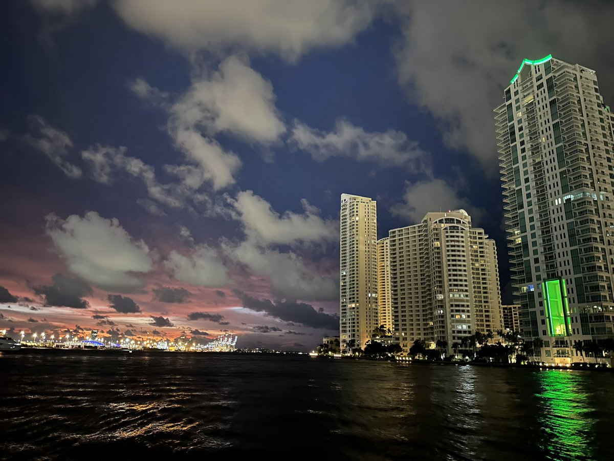 Feabhsu's tweet photo. 2 miles will always be better than no miles! #RunMiami https://t.co/MiiXcuPAa2