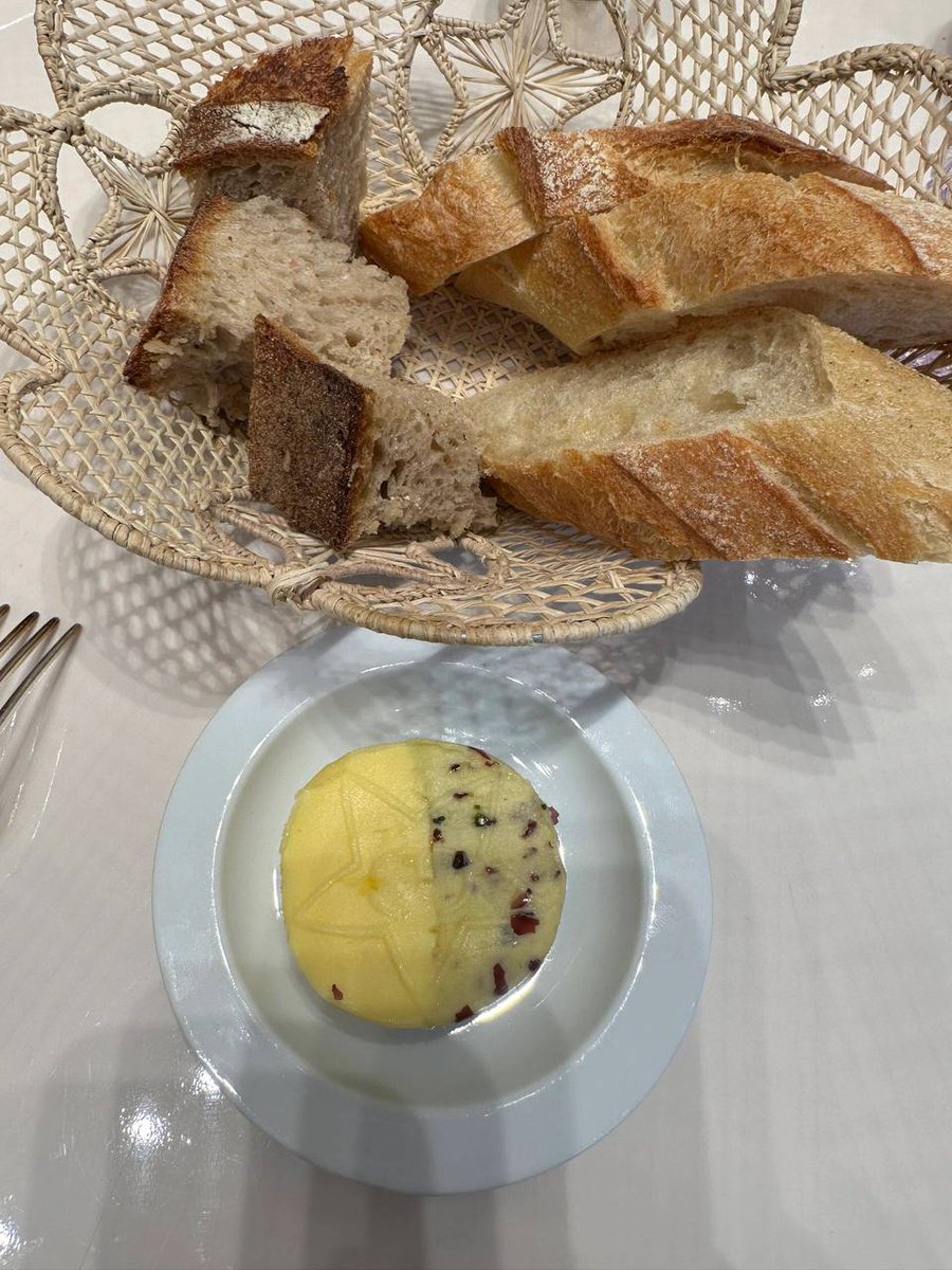 Paris #Food #Dior

DIOR flagship store lunch|| is said to be specially prepared by a Michelin three-star chef. The taste is really good, and the tableware is also very exquisite, but it is a bit expensive. It started with French dumplings, chicken, steak, eggplant, and foie gras.