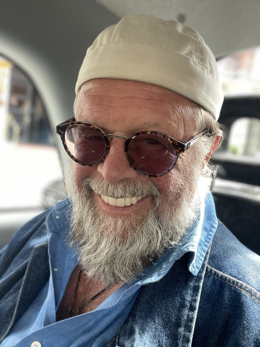 БГ, солнце наше, выздоравливает. Прислал свою фотку, что бы мы, кто переживал, порадовались за него!!!