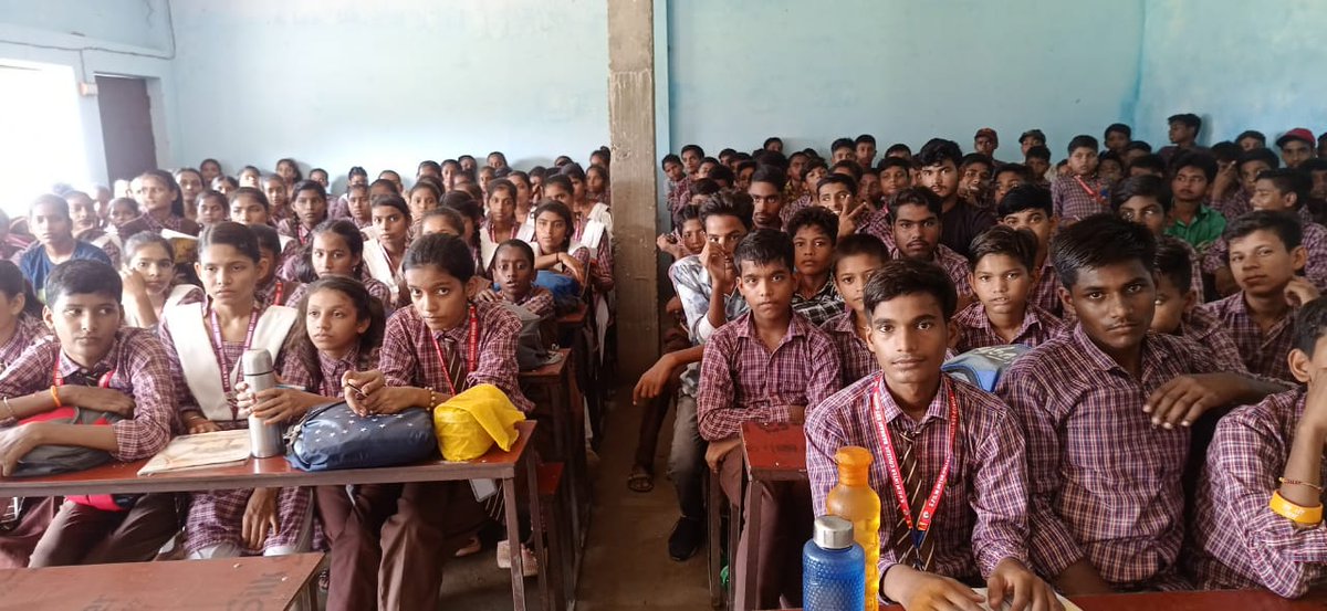 akritig31's tweet photo. As part of our social security campaign, 
@ActionAidIndia team is spreading awareness in school meetings with adolescents &amp; teachers in Gonda district about the various  schemes being run by @UPGovt @UPLABOURDEPT @dmgonda2 @UPMahilaKalyan @CdoGonda https://t.co/2FvXlja6RD