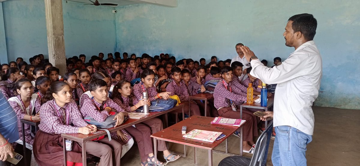 akritig31's tweet photo. As part of our social security campaign, 
@ActionAidIndia team is spreading awareness in school meetings with adolescents &amp; teachers in Gonda district about the various  schemes being run by @UPGovt @UPLABOURDEPT @dmgonda2 @UPMahilaKalyan @CdoGonda https://t.co/2FvXlja6RD