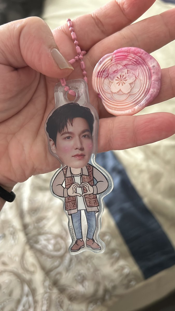 gamzeliminom's tweet photo. Kore’den kalanlar 🥹 pembe objeyi çiçek gibi görmeyin o korea krallığının logosu 😍😍 https://t.co/KrYmkKPle8