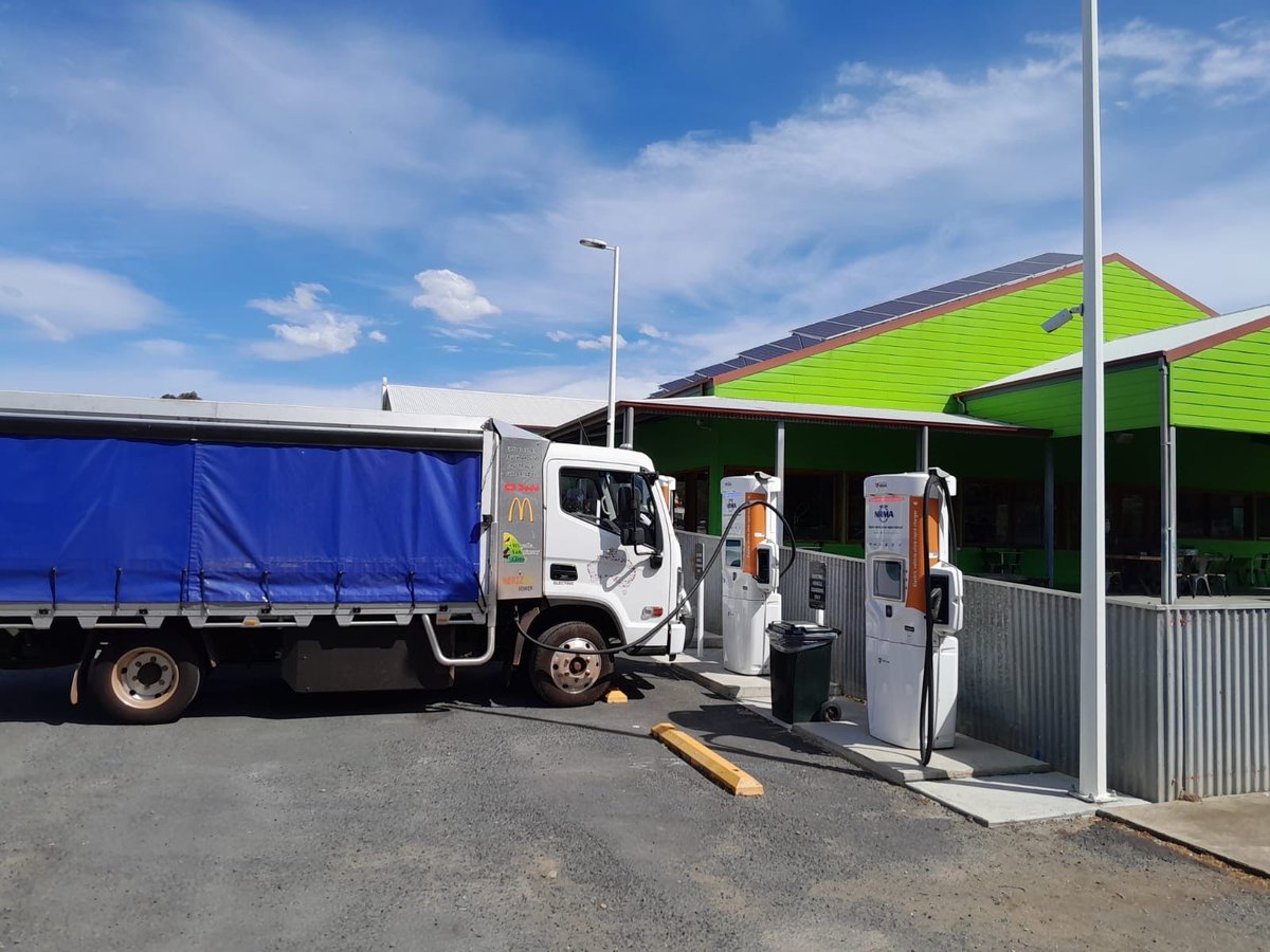 Day 18 ✅

Deakin ACT to Holbrook NSW 287km
Consumption aro 52 kWh/100

Passed by parliment house, then met with the AVEA guys 

50kw top up Gundagai and 150kw Evie Networks at Ampol Tarcutta

Follow the journey here! 🔗 web.v2track.com/public.aspx?su…