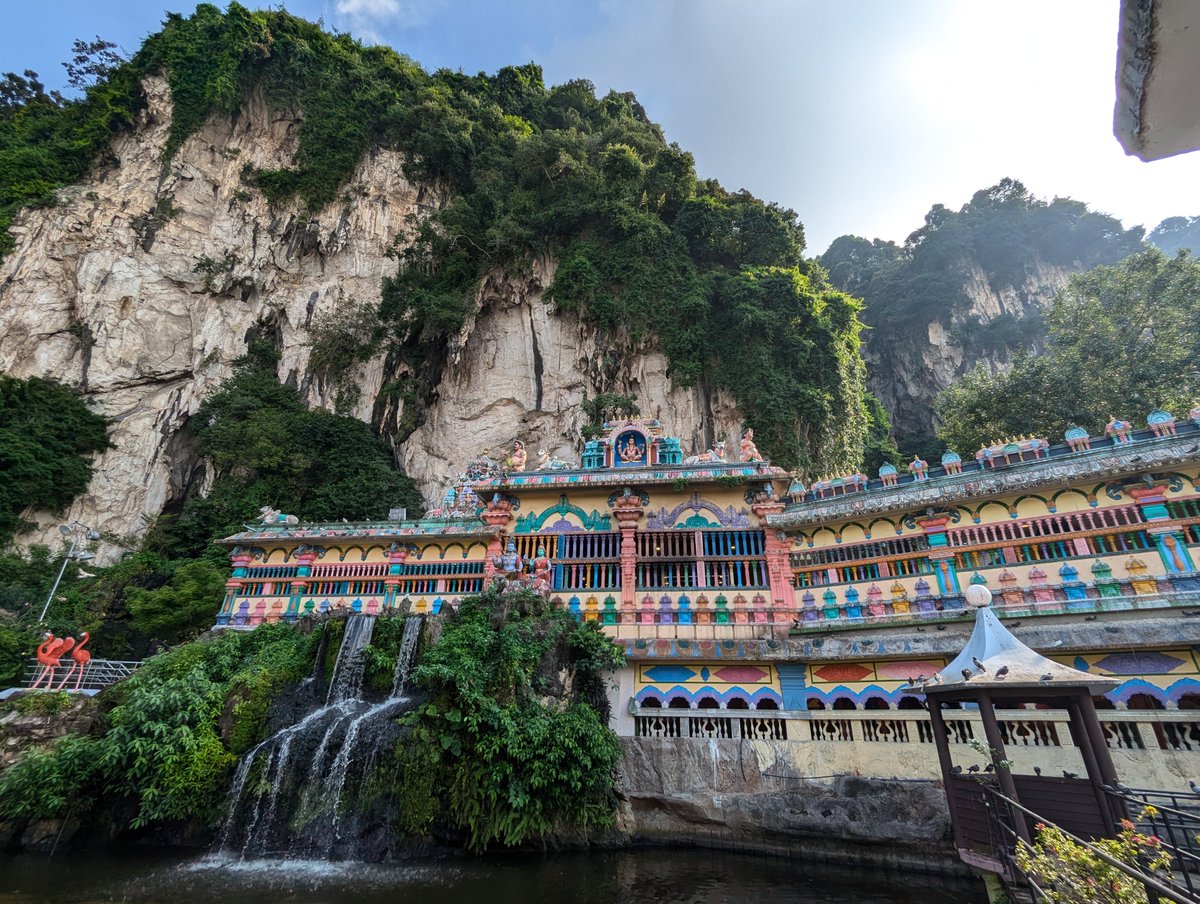 Yo_GKC's tweet photo. As soon as I reached Batu cave and saw the colored stairs and the view memories of me coming here as a kid came flashing back.

#photography #Malaysia #sculpture https://t.co/wWhy1PpNYn