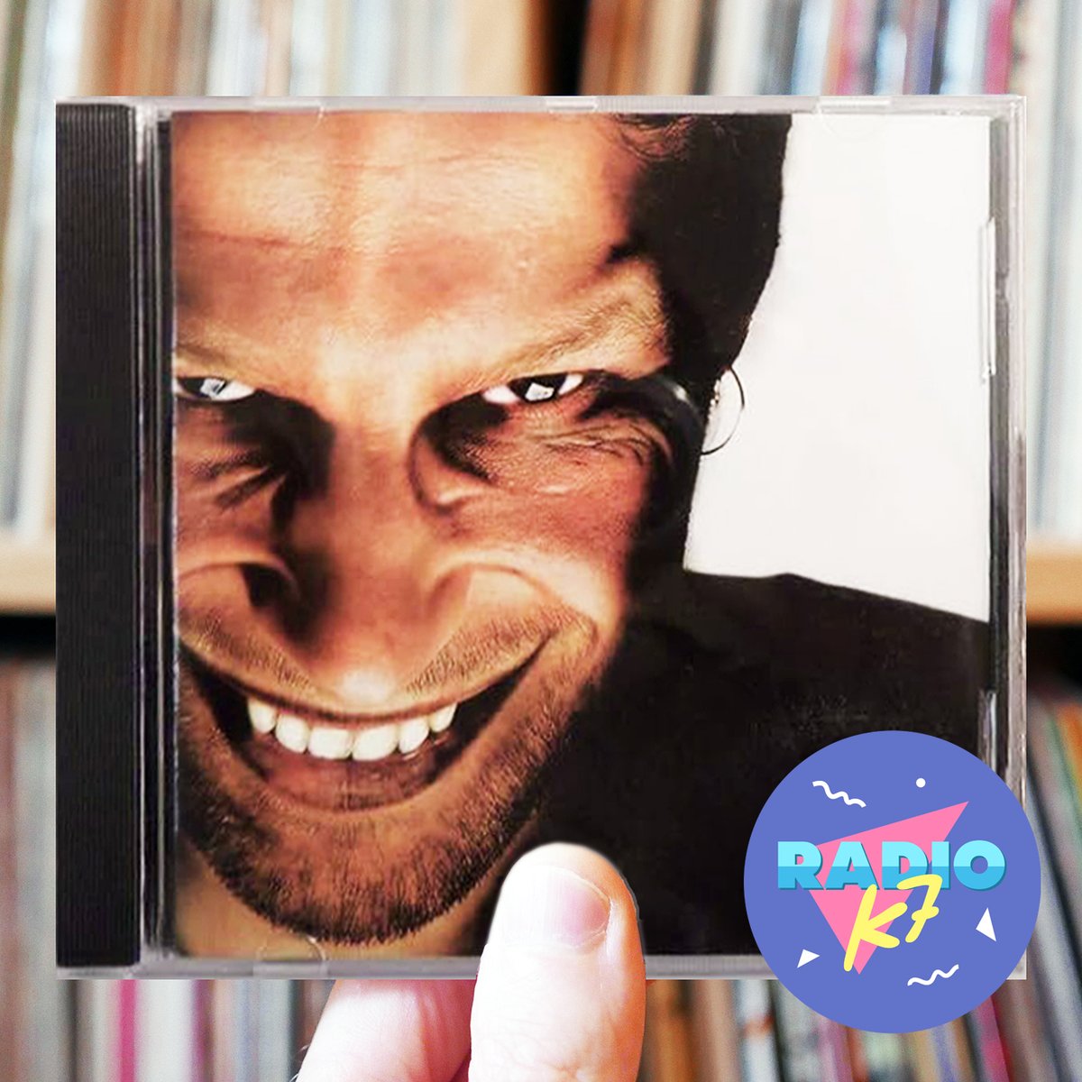 RadioK7Podcast's tweet photo. Alors que les 90s sont marquées par l’avènement de la techno et de la house, @AphexTwin va révolutionner la musique électronique. Son inclassable “Richard D. James album” mélange les genres, devenant vite un disque indispensable 🎛️

Bonne écoute sur  🎧 https://t.co/8dMhRaNIEO https://t.co/DI6CLt2jWj