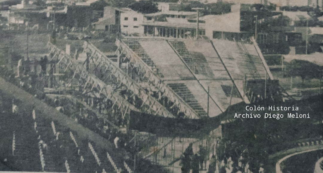 Diego Meloni (@melonidiego) on Twitter photo Mayo de 1976. Avanza la construcción, en cemento, de la tribuna norte y el codo noroeste en <a href="/ColonOficial/">Club Atlético Colón ⭐</a> Mayo de 1976. Avanza la construcción, en cemento, de la tribuna norte y el codo noroeste en <a href="/ColonOficial/">Club Atlético Colón ⭐</a>