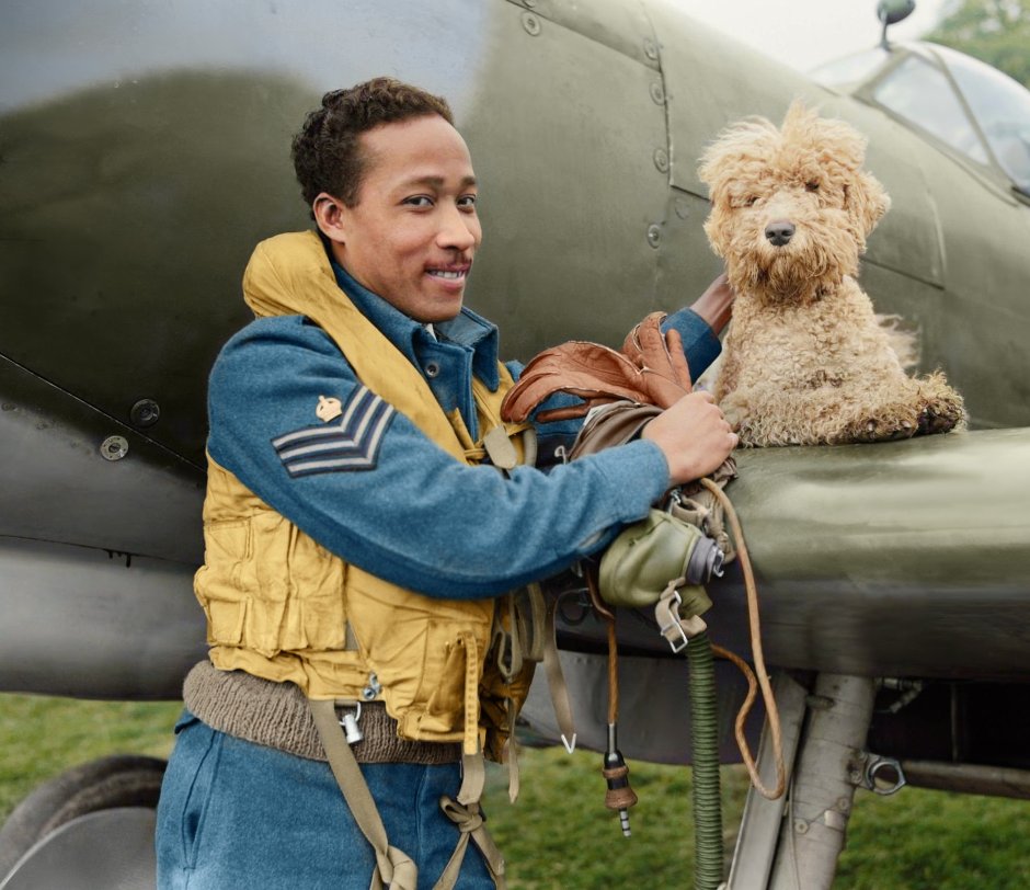Vanguard_WW2's tweet image. 🇹🇹 25 September 1944
Flight Sergeant James Hyde of San Juan, Trinidad, arrived in Britain in 1942 to start his flying training,. He is seen here in 1944 with No 132 Squadron's mascot, Dingo. On this day 80 years ago, he took off for what would be his last flight. On a sortie…
