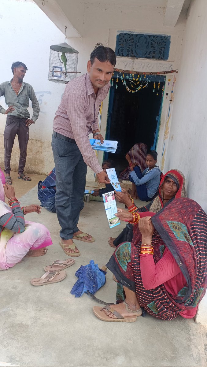 BhujalM's tweet photo. दिनांक-25/09/2024 को ग्राम पंचायत- जीखनगांव, विकास खण्ड-निवाडी, जिला-निवाड़ी  (म.प्र.) में अटल भूजल योजना के अंतर्गत घर घर ब्रोशर बांटें और लोगों को योजना के बारे में बताया।
इस विजिट में जिला परि��ोजना प्रबंधन ईकाई से श्री अभय राज अहिरवार (आई ई सी एक्सपर्ट) और एफ एल डबलू श्री अशोक https://t.co/X1iVPEqSTD