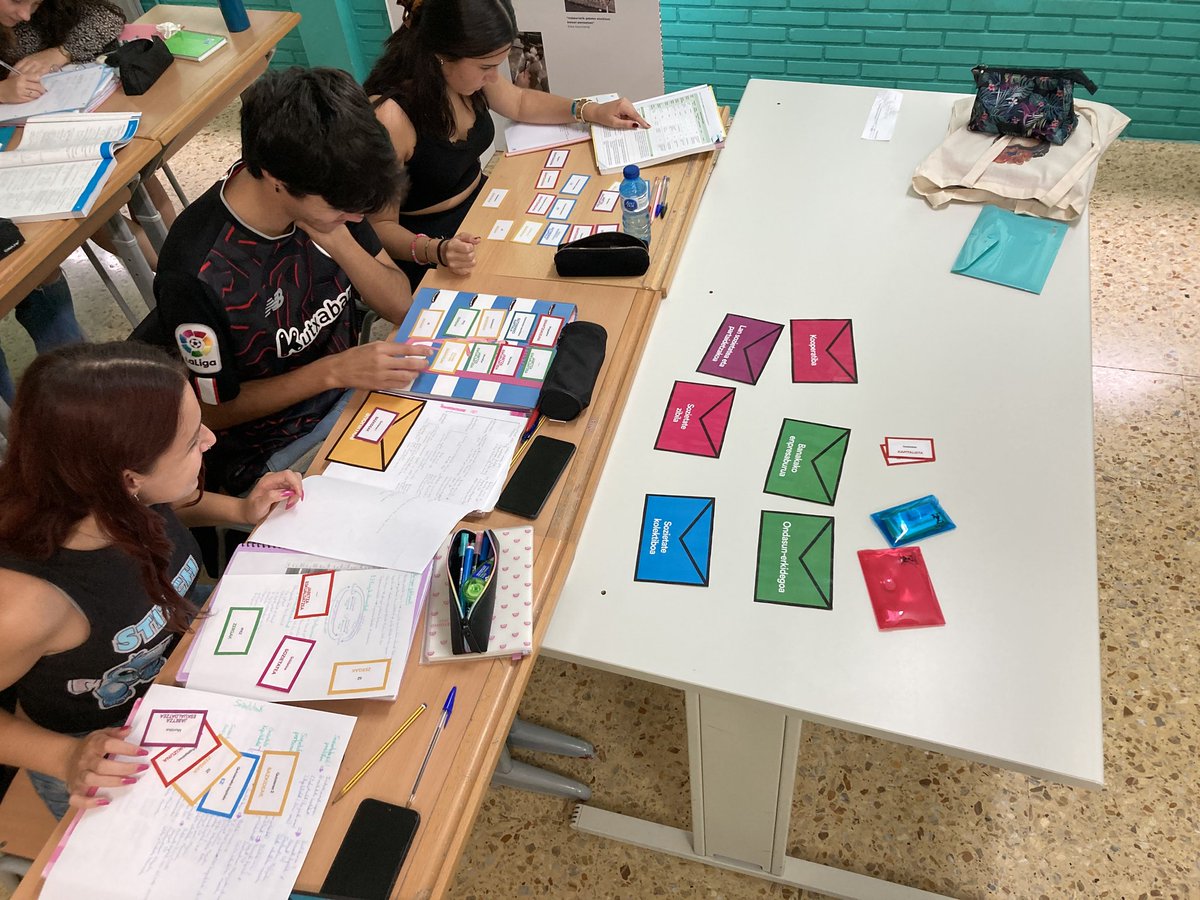 IES_Rekalde_BHI's tweet photo. Jolasek ere ekonomiako azterketako errepasorako balio dute. Los juegos también valen para repasar el examen de economía.
#Rekaldeberri #ekonomia #jolasak https://t.co/F57zJQ34rd