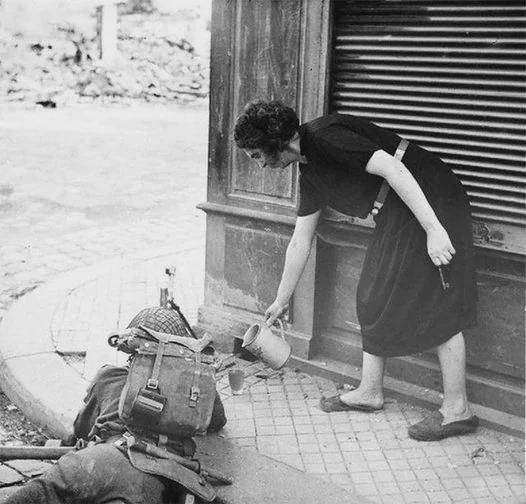 vintagestuff4's tweet photo. French woman pouring tea for a British soldier fighting in Normandy
1944 https://t.co/a2IMndodpm
