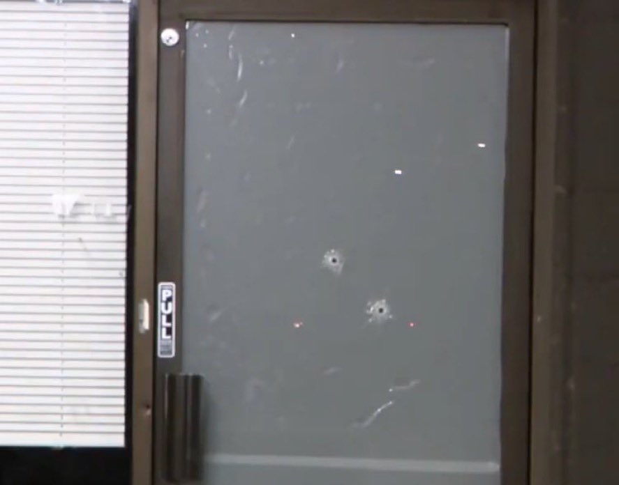haywiremagazine's tweet photo. Gunshots were fired at Kamala Harris’ campaign office in Arizona.

There are currently no reported injuries as nobody was inside the building at the time of the shooting. https://t.co/VpiwjBOeMm