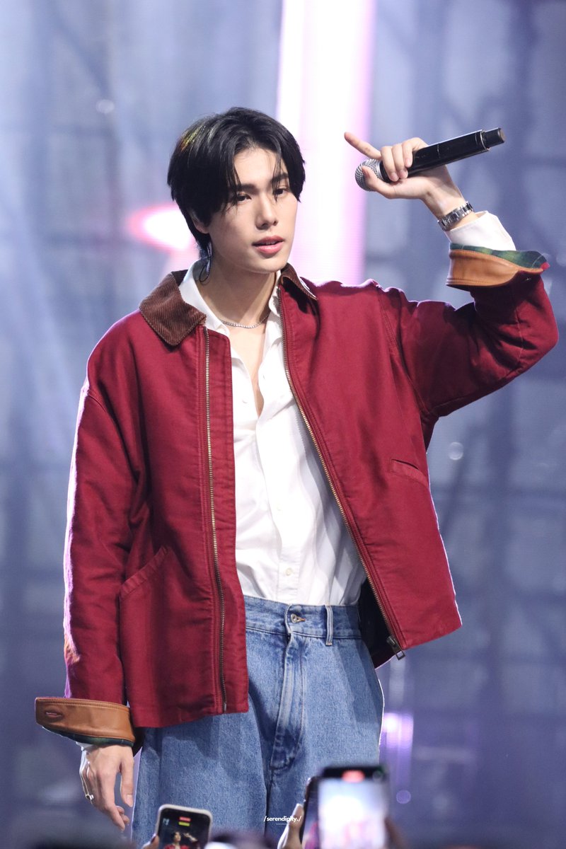 ผมภูวินทร์ ศิลปินคนใหม่จากค่าย riser music ✨

#phuwintang
#9entbd22ndxSIAMPARAGON