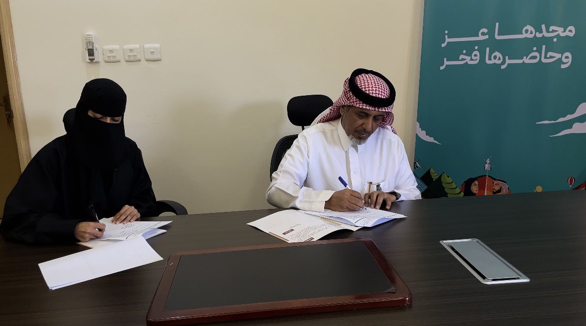 AldafeerTanmiah's tweet image. في طور التطوير المستمر وضمن الشراكات المقامة تم توقيع عقد شراكة بين جمعية التنمية الاهلية بالظفير ومركز الزاهرة للتدريب لاقامة مركز تدريبي تابع للجمعية بالشراكة مع مركز الزاهرة للتدريب لإقامة الدورات التدريبة في مختلف المجالات ولتبادل الخبرات بين الطرفين 
@AlzaherahTC