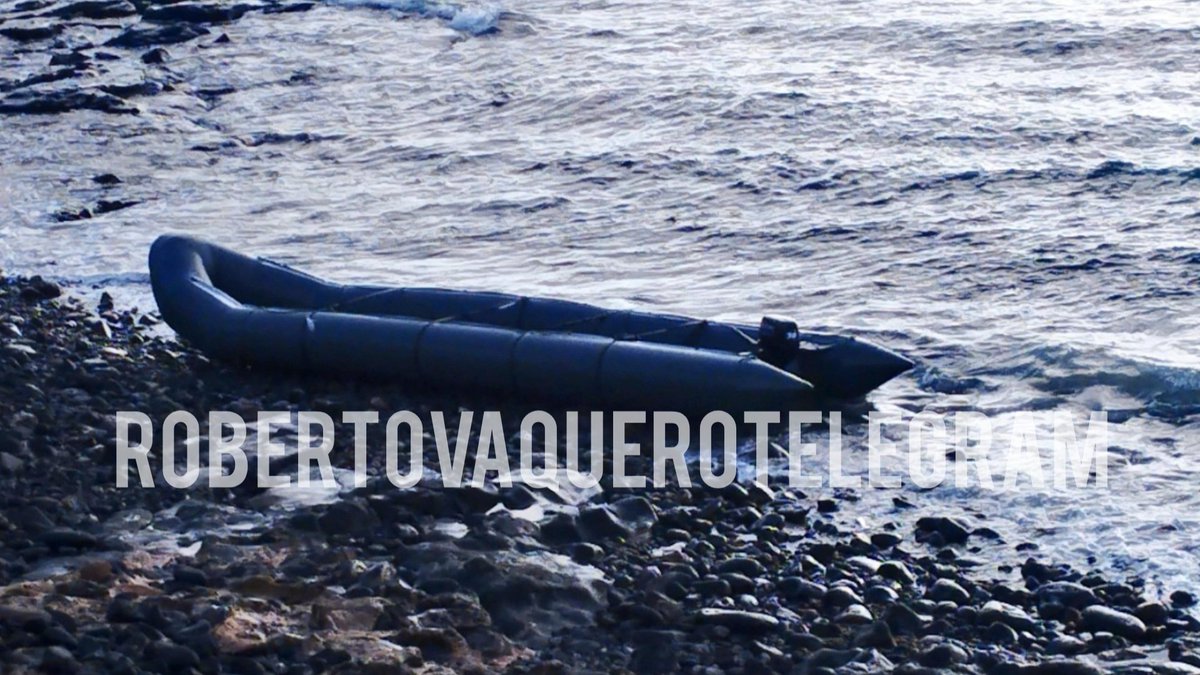 RobertoVaquero_'s tweet image. Nos informa un seguidor que hoy a las 7:00 de la mañana ha llegado una nueva patera a la costa de Lanzarote. 

"Son marroquíes de entre 20 y 40 años. Llegaron entre risas, sacándose fotos y fumando porros frente a la Guardia Civil. No tardó en llegar el personal de la Cruz Roja y…