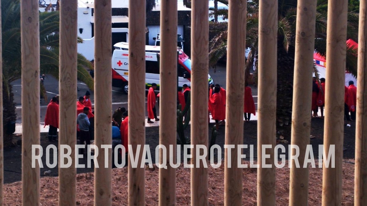 RobertoVaquero_'s tweet image. Nos informa un seguidor que hoy a las 7:00 de la mañana ha llegado una nueva patera a la costa de Lanzarote. 

"Son marroquíes de entre 20 y 40 años. Llegaron entre risas, sacándose fotos y fumando porros frente a la Guardia Civil. No tardó en llegar el personal de la Cruz Roja y…