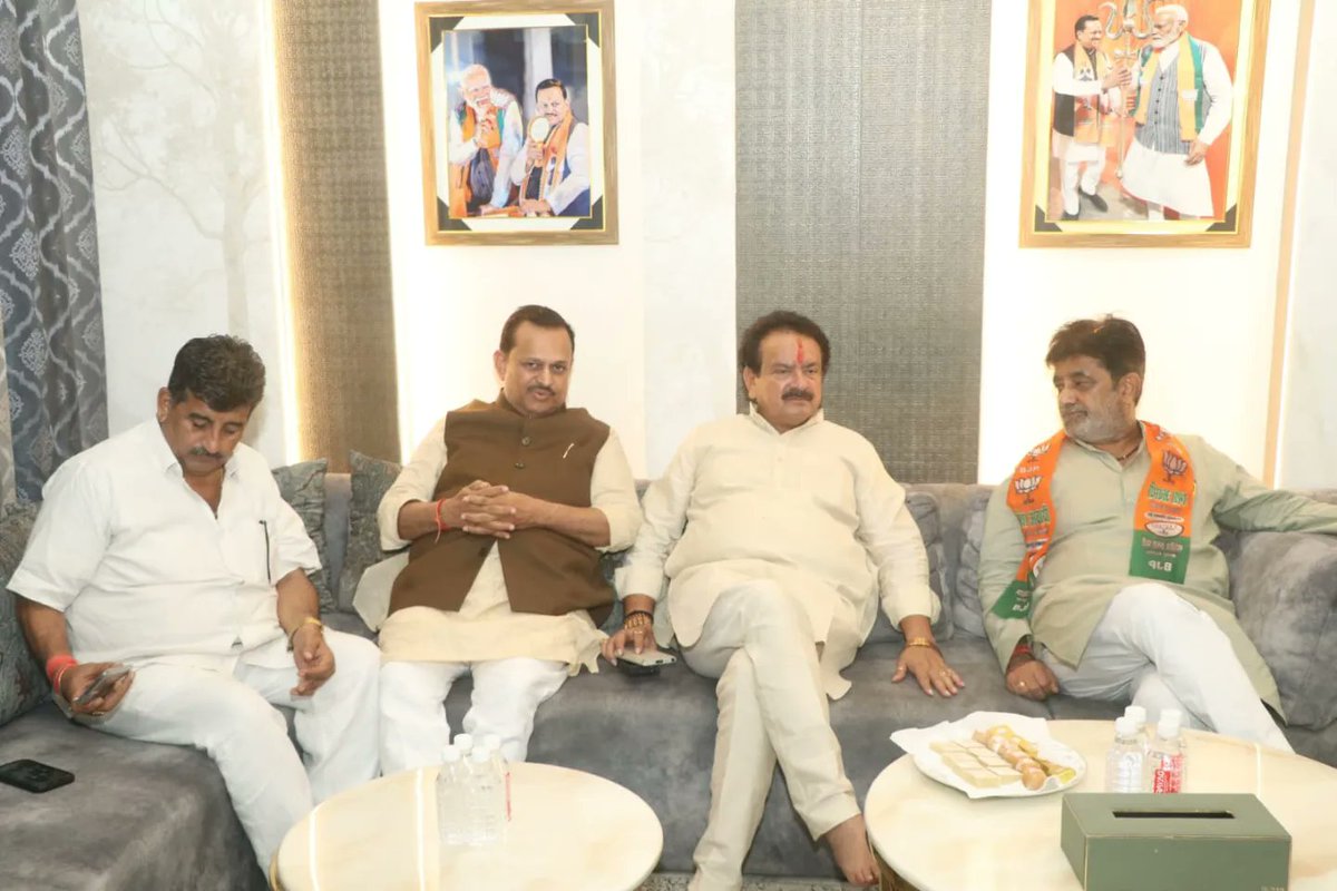 irameshawasthi's tweet image. मा० केंद्रीय मंत्री श्री एस.पी. सिंह बघेल जी का आज अपने आवास वृंदावन अपार्टमेंट स्वरूप नगर में हार्दिक स्वागत एवं अभिनंदन किया.

@spsinghbaghelmp #spsinghbaghel