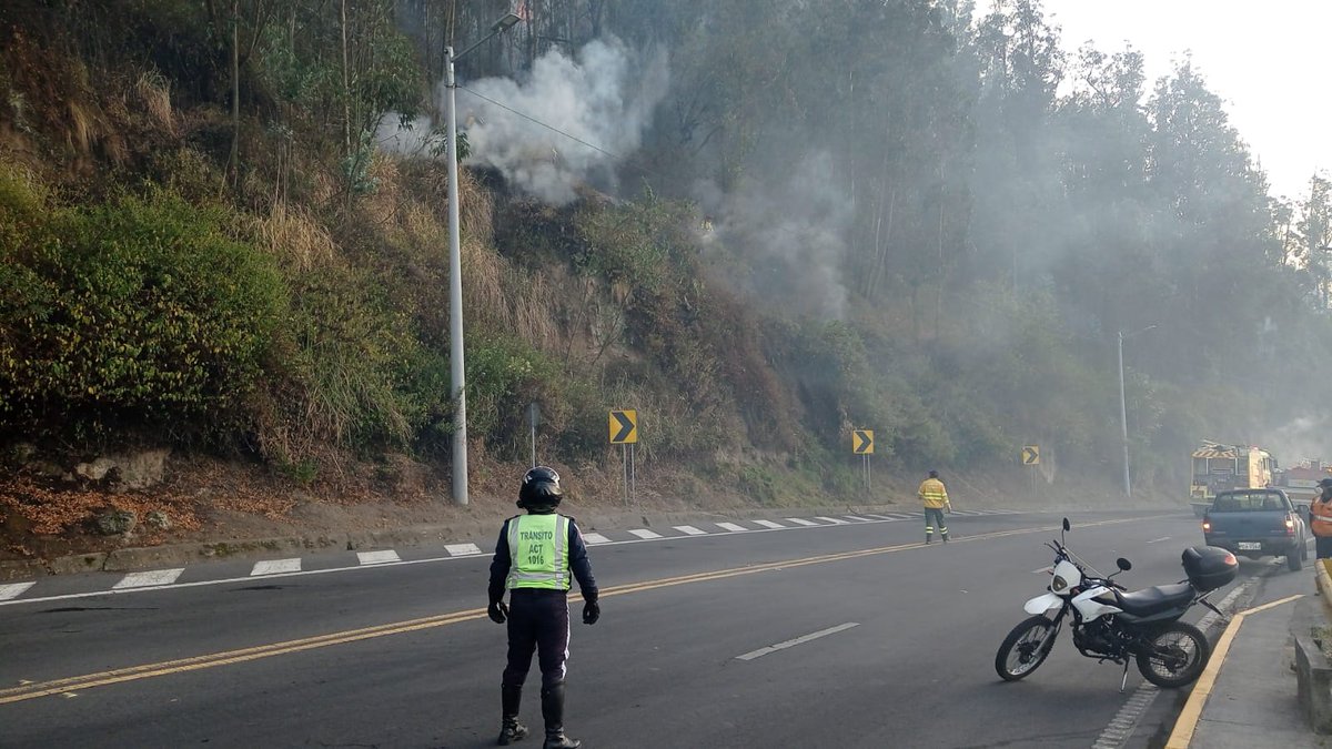 AMT_Quito's tweet photo. 🚨 #Activados24siete |#Actualización 

06h15

Se mantienen cierres viales en:
⛔ av. De Los Conquistadores
⛔Túnel Guayasamín
⛔av. Interoceánica 

🫡 Nos mantenemos en patrullaje constante de las vías. https://t.co/qc8r6sX1Ka