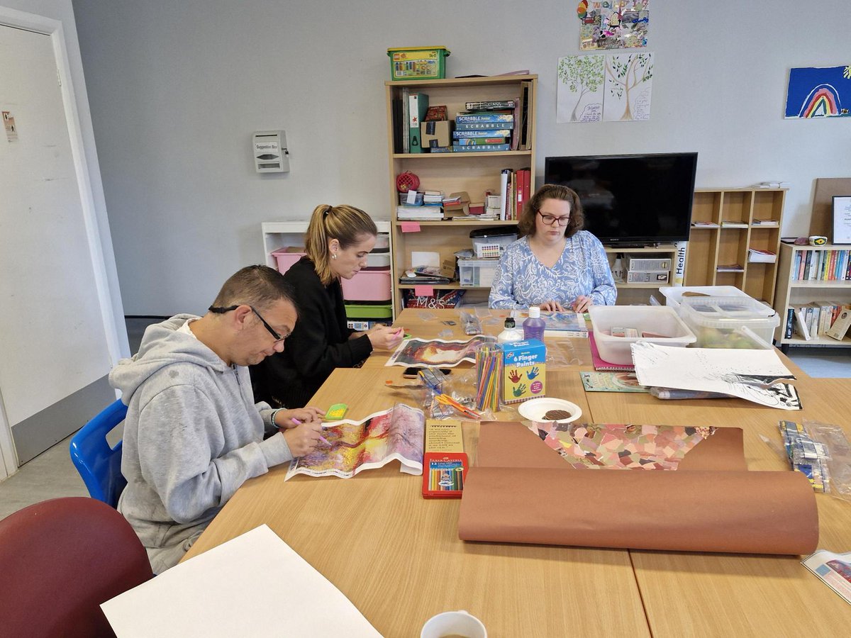 Our Creative Wellbeing Sessions are currently in full swing at our Horley Health Hub! If you're aged aged 18+ and would like to explore your creative side, come along for an arts and crafts session this afternoon 🎨
🕑 12pm - 2pm, every Wednesday