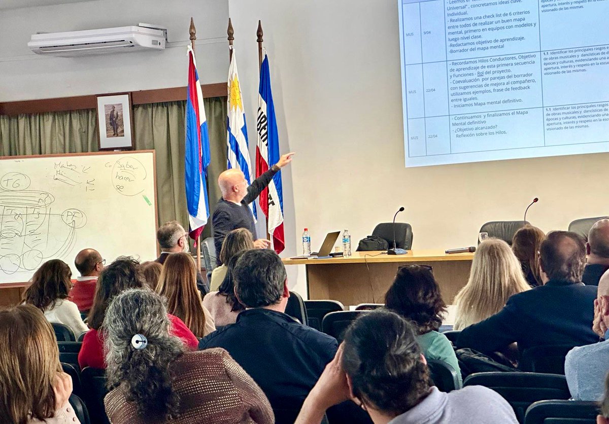trilemaedu's tweet photo. Nuestro formador @estevelopez_ presente en los Encuentros Regionales de Innovación Pedagógica de @ANEP_Uruguay. Compartiendo el #ModeloRubik de transformación educativa y trabajando con directores de Educación Media que están implementando la Trasformación Curricular Integral. https://t.co/SfszsfWaAW