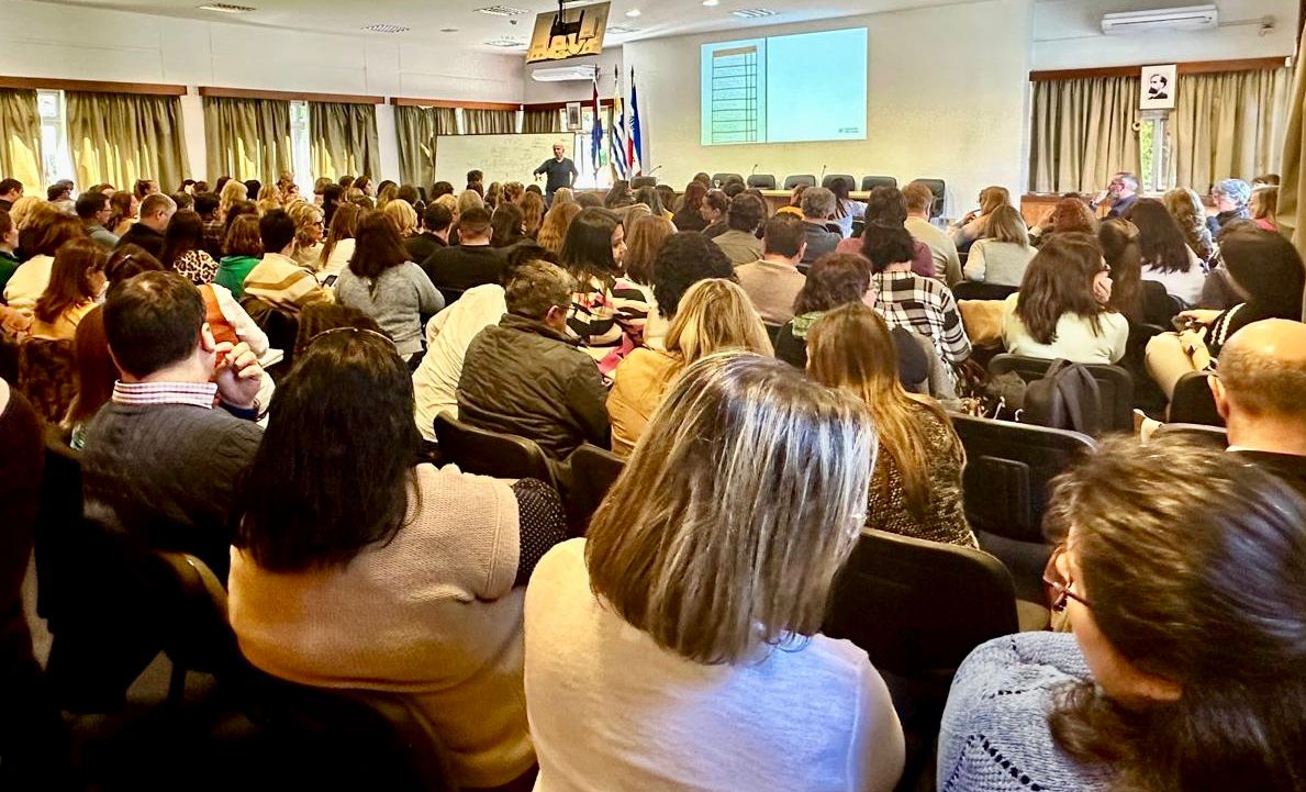 trilemaedu's tweet photo. Nuestro formador @estevelopez_ presente en los Encuentros Regionales de Innovación Pedagógica de @ANEP_Uruguay. Compartiendo el #ModeloRubik de transformación educativa y trabajando con directores de Educación Media que están implementando la Trasformación Curricular Integral. https://t.co/SfszsfWaAW