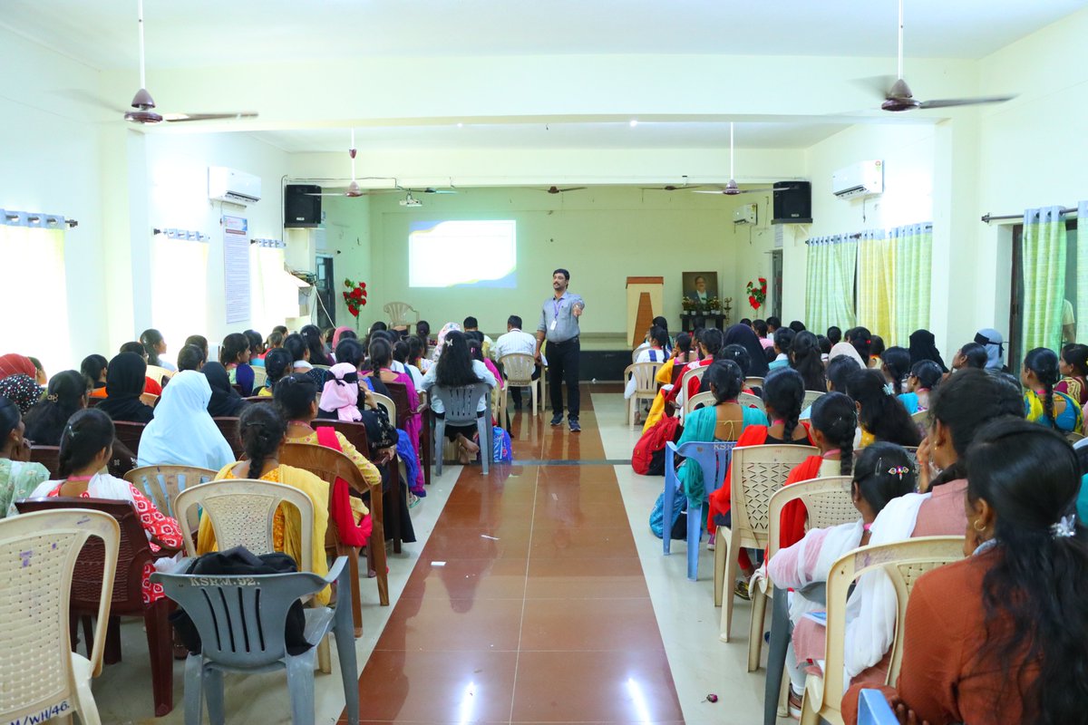 klmcewofficials's tweet image. KLMCEW Kadapa conducted a session on INTERVIEW SKILLS to IV Year B.Tech Students on 20.09.2024 by Dr. Naveen P Y.
#klmcewactivities #interviewskills #interviewskillstraining #kandulalakshumma #kandulagroups #KGI #klmcew #bestengineeringcollegeforwomen #KLMW