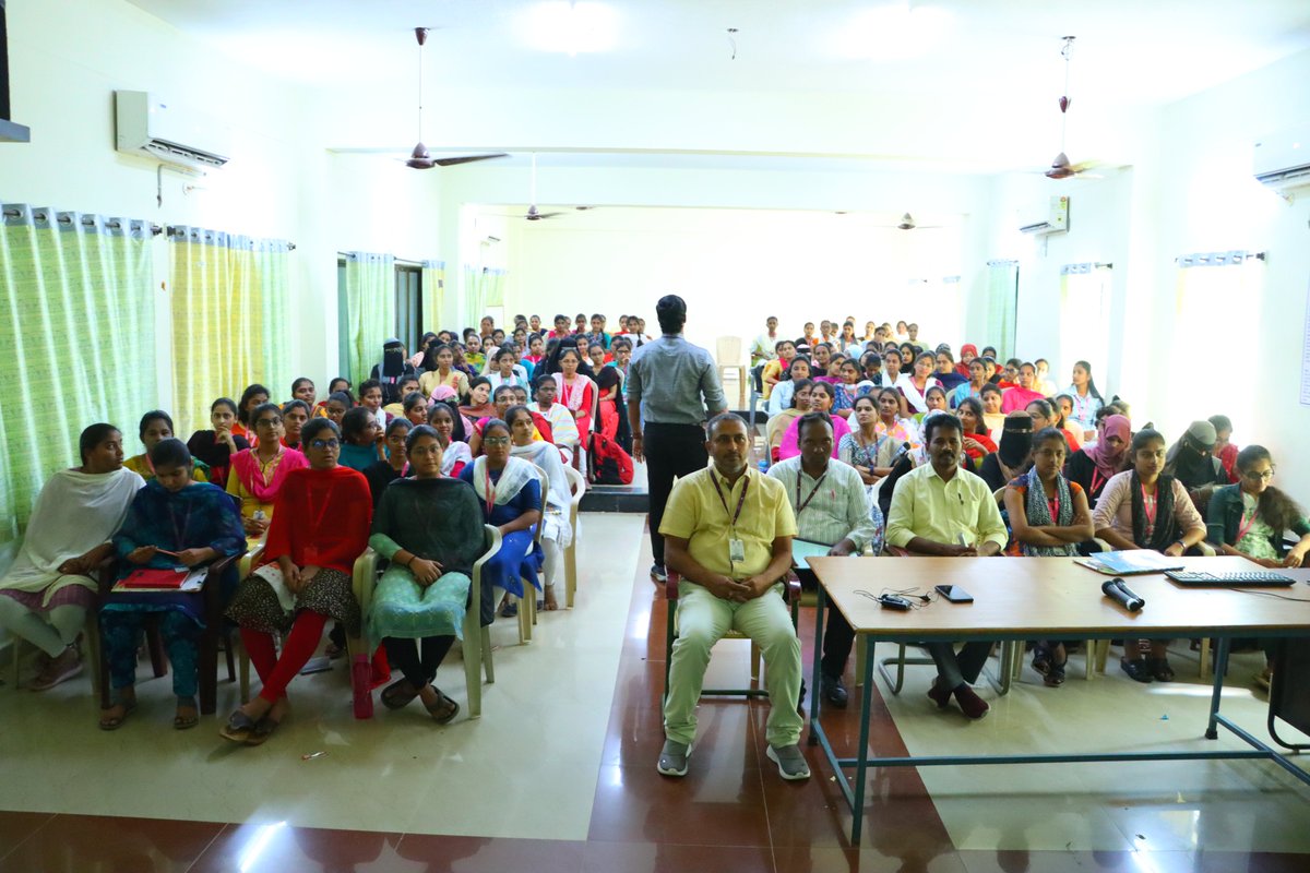 klmcewofficials's tweet image. KLMCEW Kadapa conducted a session on INTERVIEW SKILLS to IV Year B.Tech Students on 20.09.2024 by Dr. Naveen P Y.
#klmcewactivities #interviewskills #interviewskillstraining #kandulalakshumma #kandulagroups #KGI #klmcew #bestengineeringcollegeforwomen #KLMW