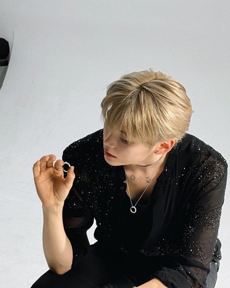 이거 존나 그거같다
도망수 장아오 미친광공 성안빈을 피해 도망은 가야하는데 차마 같이 맞춘 반지는 못버리겠어서 가지고갔다가 떨어트린거. 그걸 성안빈이 줍고 결국 잡힌 장아오를 지 앞에 묶어두고 반지만 손에서 돌돌 굴림

“그러게 자기야 물건 간수를 잘했어야지. 미련넘치게 뭐야 이게.”