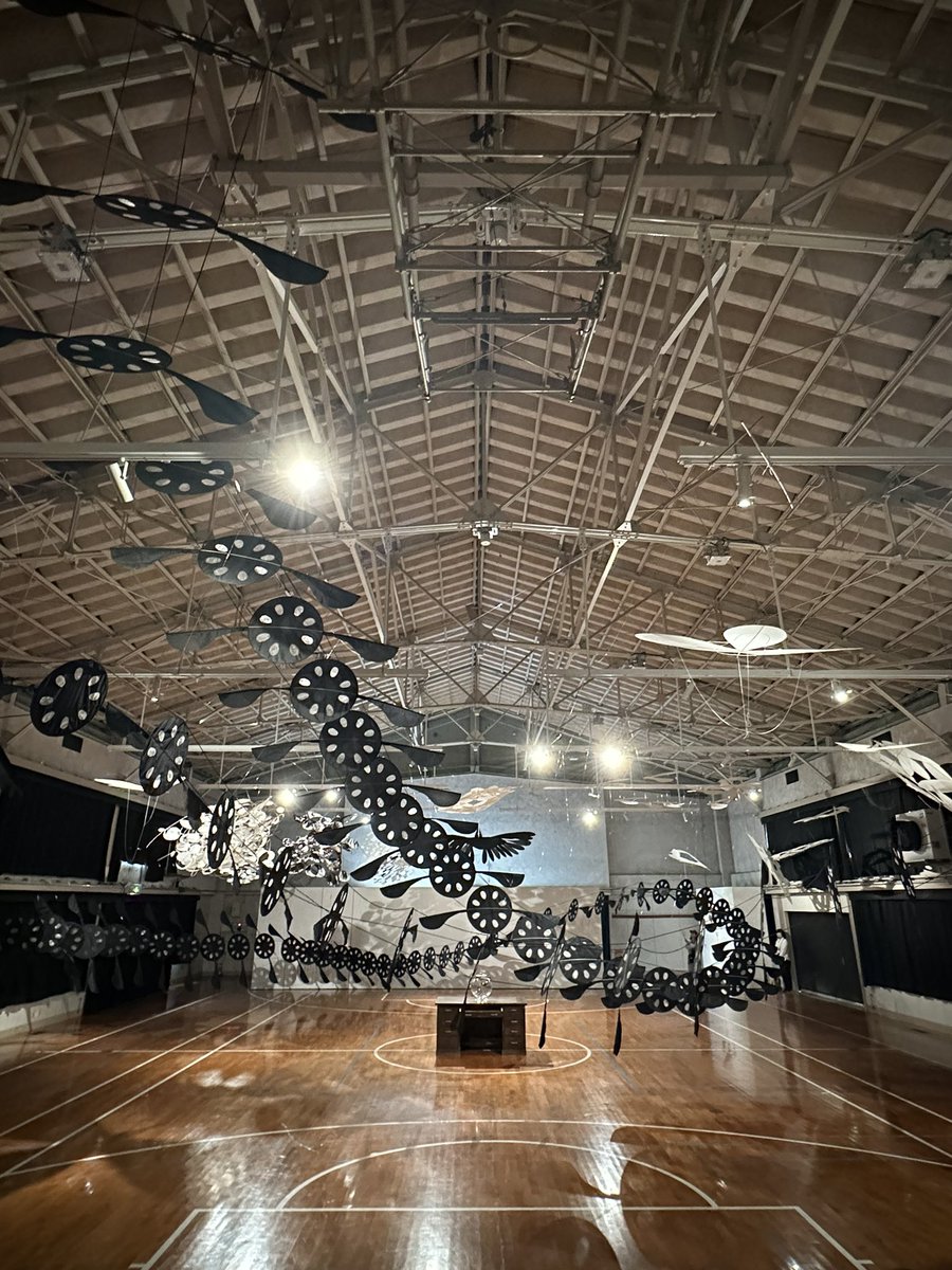 miotandn's tweet photo. 福岡アジア美術館 第22回 アーティスト・イン・レジデンスの成果展 "SONGS OF SKY AND EARTH/空と地のはざまで” ヌグロホ目当てで行ったけど、他にもインドネシア関連かつ以前作品を拝見したことのある方が2名いらしてちょっと嬉しかった
#AFAF2024 #FaNWeek #ArtistCafeFukuoka https://t.co/txzqtrXc7b