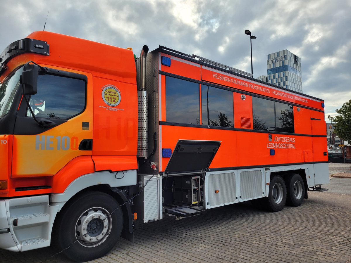 merparvi's tweet photo. Tilannekuvan tuottamisen mahdollisuudet siirrettävässä johtopaikassa. Esittelyssä @Pelastusopisto johtoauto ZR10 ja @stadinbrankkari johtokeskusauto HE100.
#Tilannekuvaseminaari #Helsinki https://t.co/VRxmI2VkYW