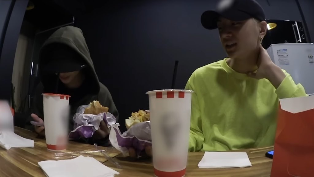 jaykiduo's tweet photo. whether it's a restaurant recommendation, a home cooked meal, or inviting our maknae to his house, jay will forever keep his promise to take care of and raise ni-ki well 

#ENHYPEN_JAY #NI_KI https://t.co/E6Y5xJAErP