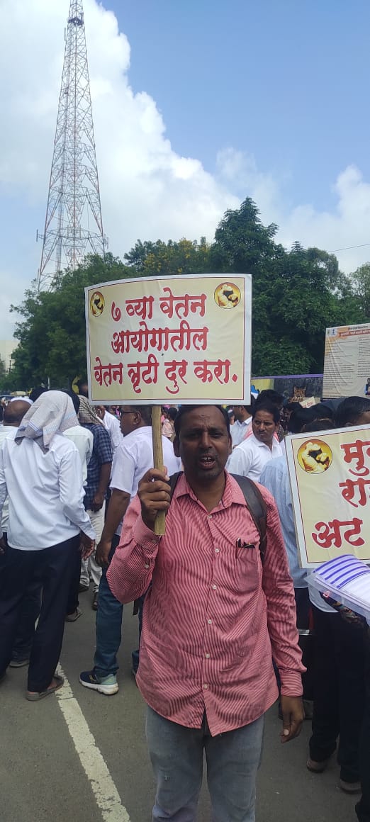 SandeepNagre7's tweet photo. आजचा शिक्षक  कर्मचारी यांचा ऑनलाईन कामे बंद करा,मुलांना शिकु द्या,आम्हाला शिकवू द्या, सर्व कर्मचारी यांना #जूनिपेन्शन लागू करा,कंत्राटी भरती रद्द करा, सातवा वेतन आयोगातील वेतन त्रुटी रद्द करा,अशासाठी हजारो शिक्षक बेधडक मोर्चात #बुलडाणा येथे सहभागी झाले,मायबाप सरकारने दखल घ्यावी. https://t.co/oVBgo4Qx6Z