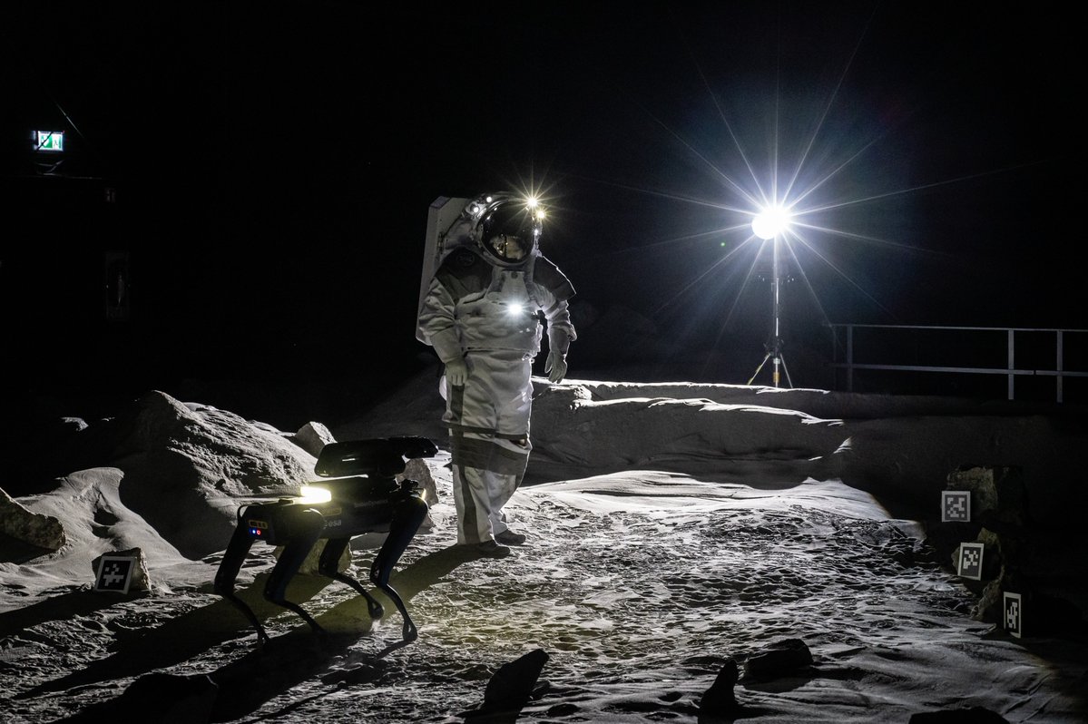 esaspaceflight's tweet photo. 🌕 Welcome to LUNA, Europe’s #MoonOnEarth! 🌍✨

At #LUNA, we will simulate key aspects of lunar exploration for future missions with:

🌑 700m² of simulated lunar surface with rocks and regolith
🌞 A powerful sun simulator
🎛️ Advanced mission control rooms to oversee experiments and operations
⚖️ A high-tech gravity offloading system that mimics the Moon's gravity
🌱 Modular components, including a habitat and greenhouse

Learn more 👉 https://t.co/W0LfURkIvh