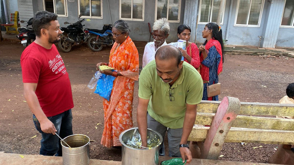 Rafeeqsmission's tweet photo. #YesWeCanFoundation
#DriveUpdate
#FeedTheNeedy
#ಅಳಿಲು #ಸೇವೆ
#ಹಸಿದವರಿಗೆ #ಅನ್ನ
25/09/24
05:10 pm
#Drive # 294
#Donor: ananimous
Food Collection Point:
Kamadhenu Udupi hotel
#Food_Drive
20 +food plate 🍽️
Served At:
BRIMS Hospital
#VolunteersOnDuty
Md Gaffar
Jeevan
Kiran https://t.co/FsVAlZLSmB