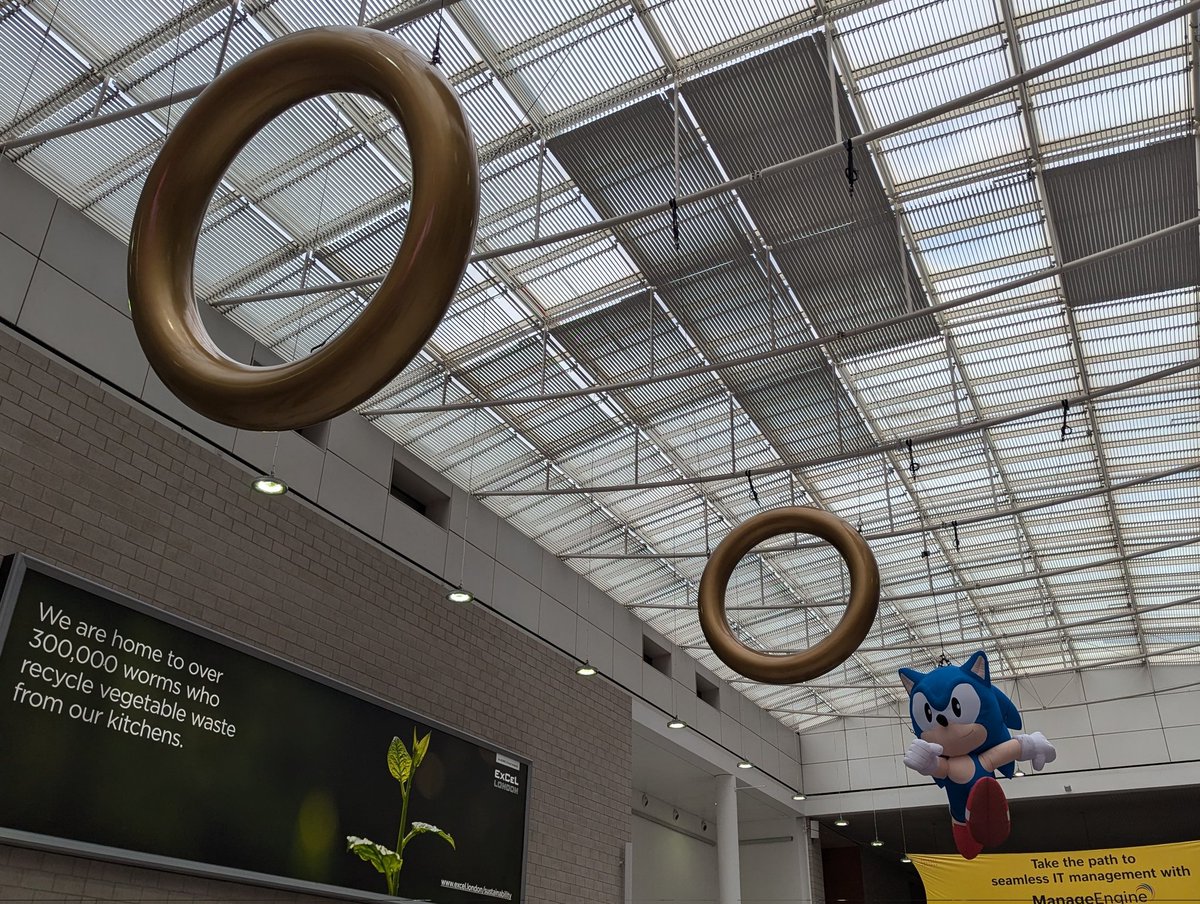 Stuck at a trade show for work for the next few days, but on the plus side this Sonic decoration is pretty sweet 👀