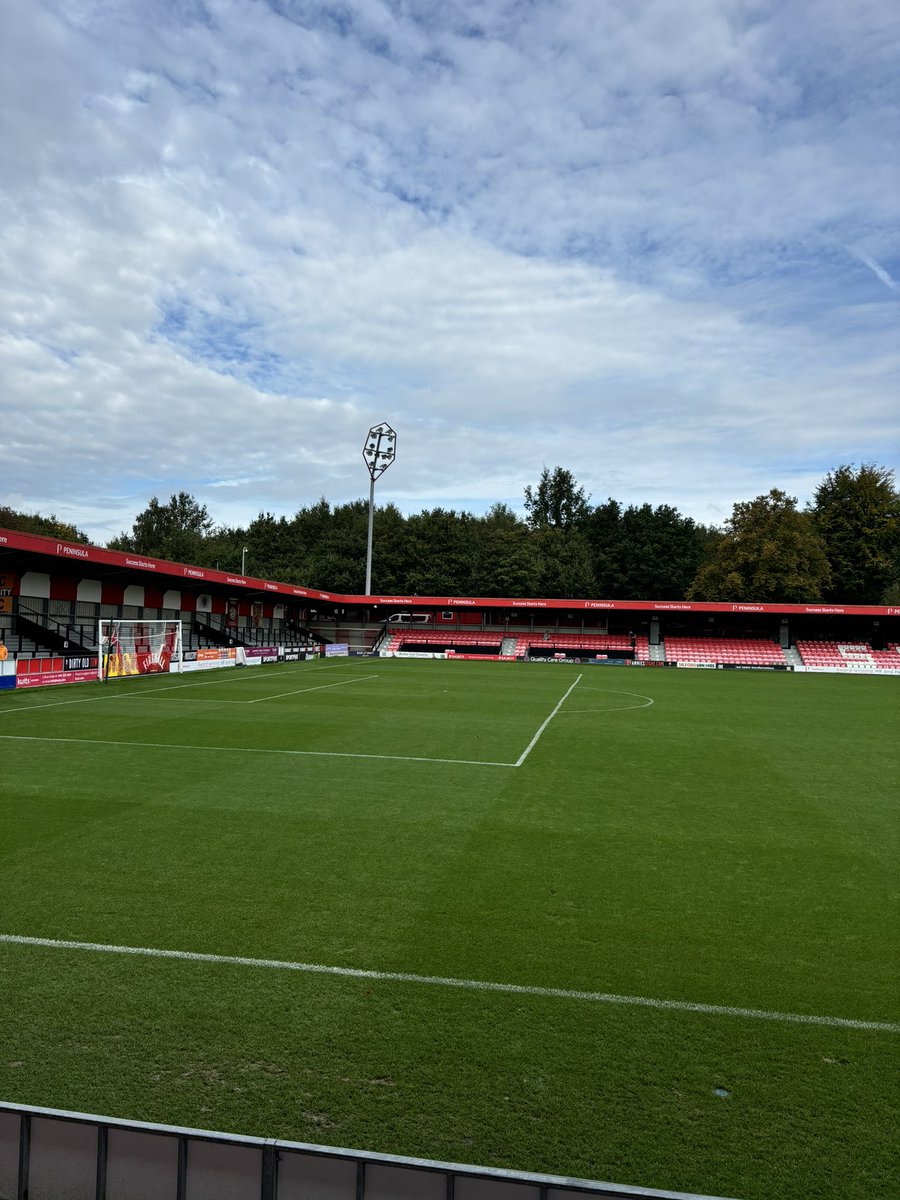 yv0fct65's tweet photo. Na het bezoeken van Salford FC en Bury FC is vanavond Old Trafford aan de beurt. Het contrast kan niet groter. Letsgo, Matchday! 😍⚽️ #manTWE https://t.co/roztIVi6xW