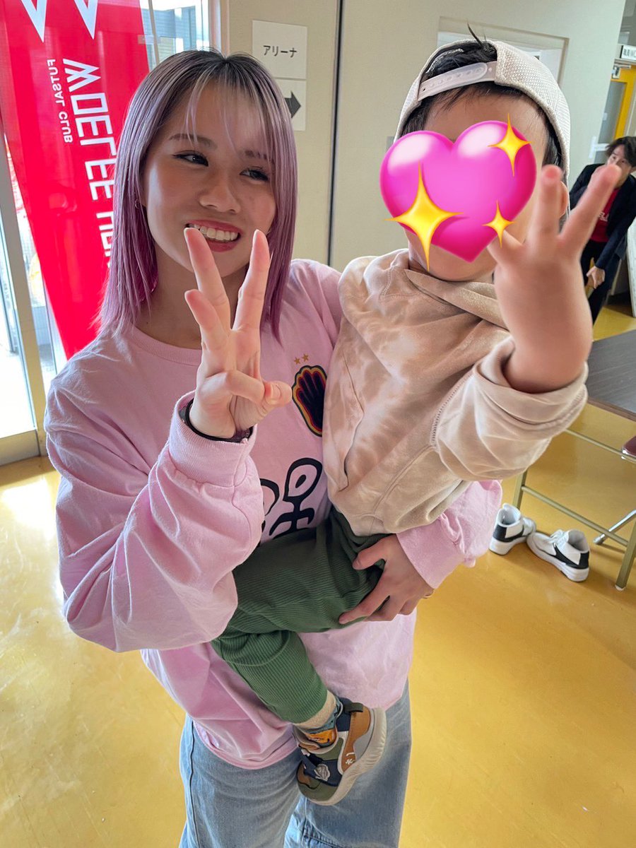たくさんの子供の笑顔を観れるから毎日頑張れる。 子供と写ってる写真
