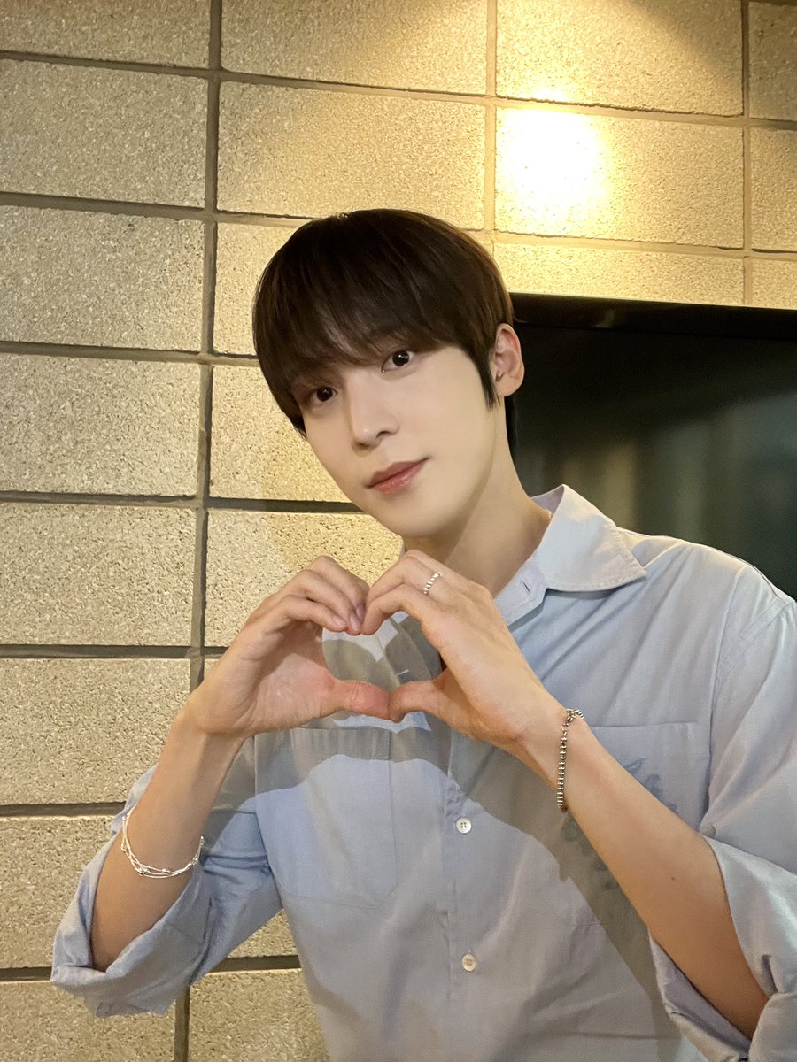 ATEEZofficial's tweet photo. [📷] #얼굴천재차은수 Behind Photo

어엿한 보조 MC 윤호와
#차은수 본캐 #박명수 님의 완벽한 케미😉
바라만 봐도 행복해지는 조합으로
에이티니 웃음 충전 완료⚡

#ATEEZ #에이티즈 #YUNHO #윤호 https://t.co/VcLa8ECBBe