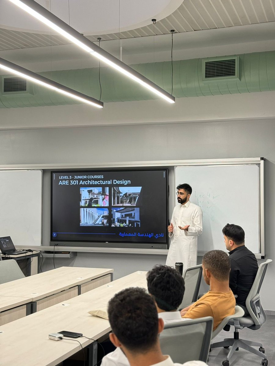 جانب من لقاء رئيس القسم مع طلابنا 🔥

تحدث عن دور المهندس المعماري وأهمية تطوير المهارات اللازمة لمواجهة التحديات المستقبلية، بالإضافة إلى شرح الخطة الدراسية📚

#AREC 
#KFUPM