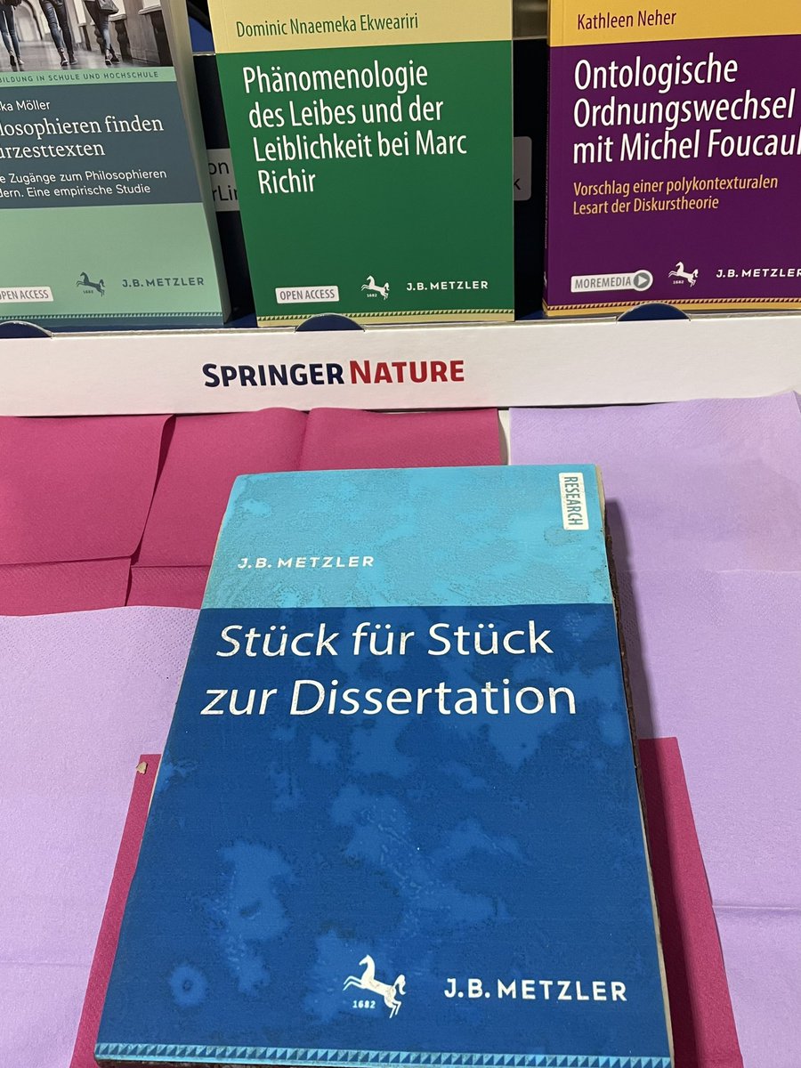 metzler_verlag's tweet photo. ++ Veranstaltung ++
Dissertation abgeschlossen — und nun? Komme am 25.9. um 15:00 an unseren Bücherstand im Fürstenbergaus der Uni Münster im Rahmen des DKPhil-Kongresses. Hier erfährst Du bei einem Stück Kuchen alles über den Publikationsprozess! https://t.co/0glLzQJlE1