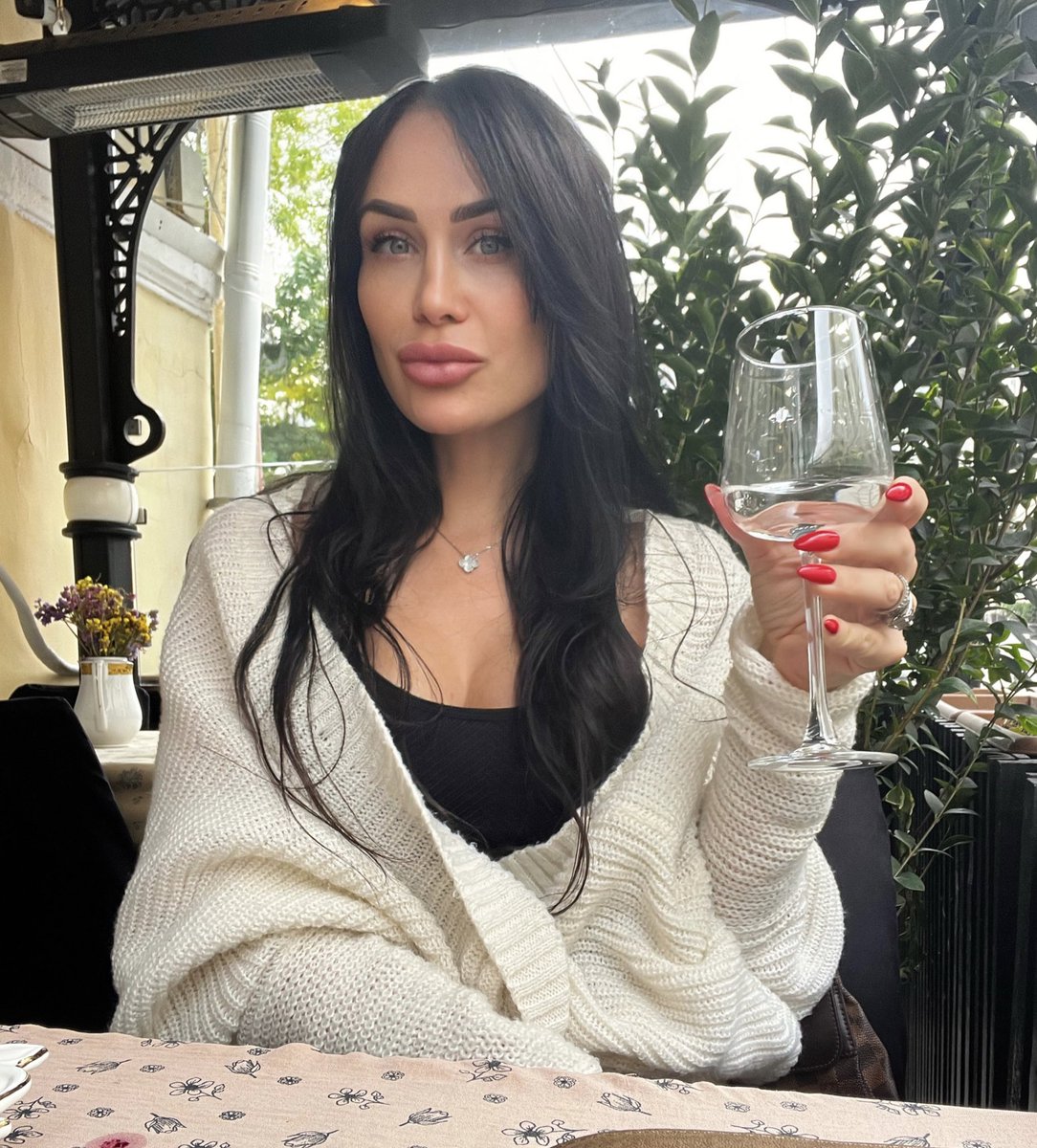 InnaManag's tweet photo. Queen 👸🏻 is having breakfast, you know what to do 💸💸💸 https://t.co/csFlP9ZMiw