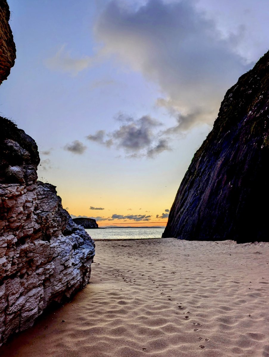 Sunrise views on Wednesday morning from Ballintoy Cottage!

📍Ballintoy, County Antrim
📸 Susan Pearson