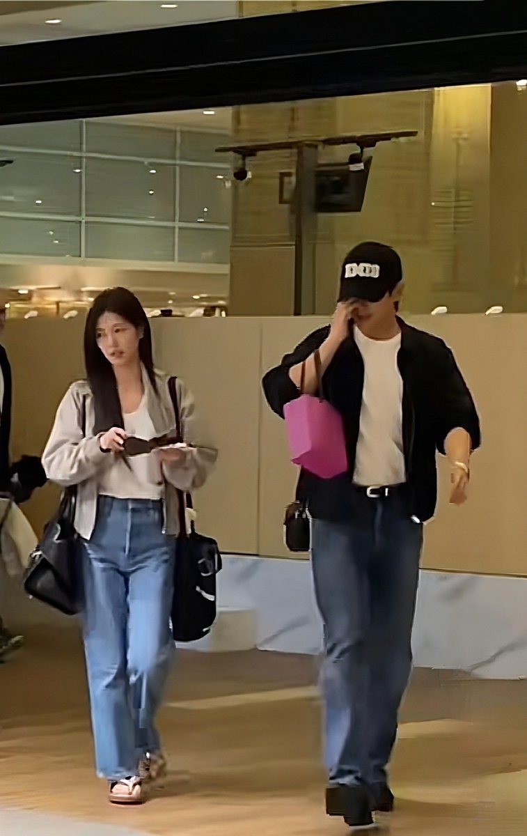bf gf coded or married couple coded? 🤔👩‍❤️‍👨

#JungHaeIn #JungSoMin #LoveNextDoor