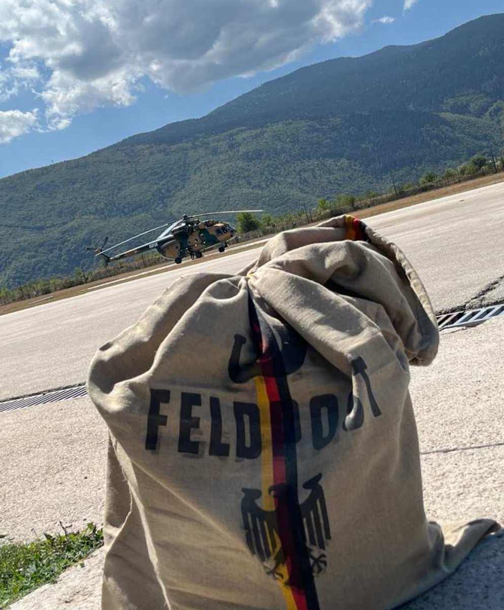 Bw_Einsatz's tweet image. Bei #EUFOR Althea in Bosnien und Herzegowina findet derzeit die Übung Quick Response 2024 statt. Damit die Soldatinnen und Soldaten der #BundeswehrimEinsatz ihre #Feldpost aus der Heimat dennoch zeitnah erhalten, wurde diese in einer ungarischen Mi17 zur übenden Truppe gebracht.
