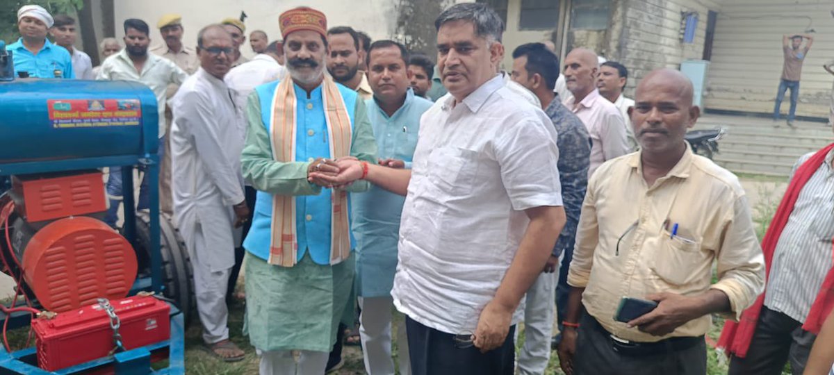 GirishTiwaribjp's tweet photo. आज भाटपार तहसील प्रांगण में मेरे द्वारा नये जरनेटर लगवाया गया तथा इसका शुभारंभ किया गया साथ में  एसडीएम श्री रत्नेश तिवारी जी और कर्मचारी गण उपस्थित रहे https://t.co/Xdo0swkjmG